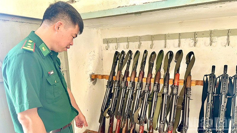 Đoàn công tác kiểm tra tủ súng của đơn vị.