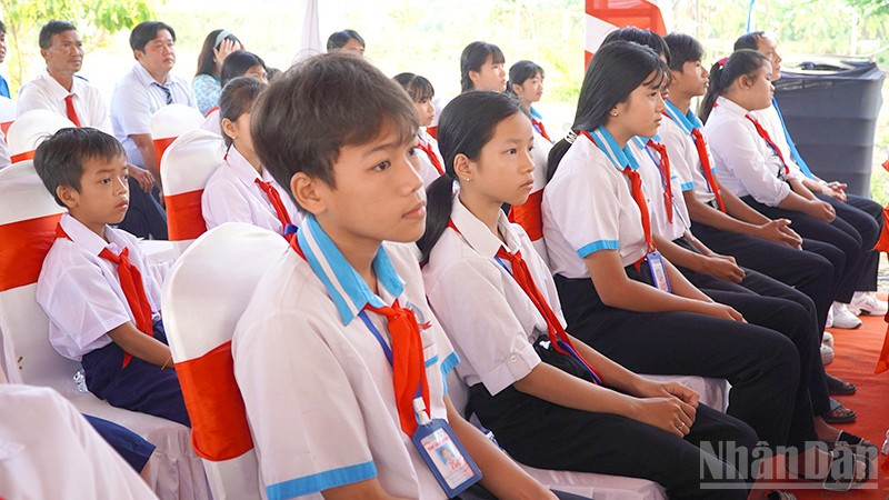 Học sinh xã Thường Phước tham dự lễ khởi công.