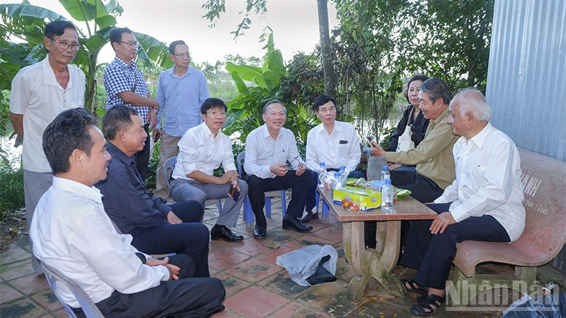 Lãnh đạo, hội viên Hội Khoa học Lịch sử tỉnh Đồng Tháp và các nhà nghiên cứu khảo sát thực địa tại di tích thành cổ Bảo Tiền ở huyện Lai Vung. (Ảnh: HỮU NGHỊ)
