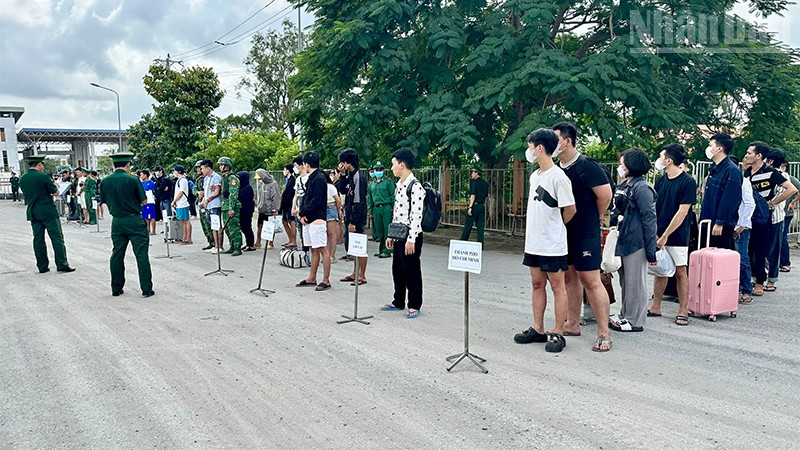 Lực lượng chức năng tiếp nhận 57 công dân.