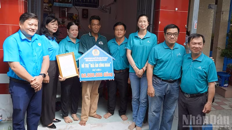 Liên đoàn lao động tỉnh Đồng Tháp phối hợp Cỏ May Sa Đéc trao nhà tặng công đoàn viên khó khăn trong chương trình "Mái ấm Công đoàn".