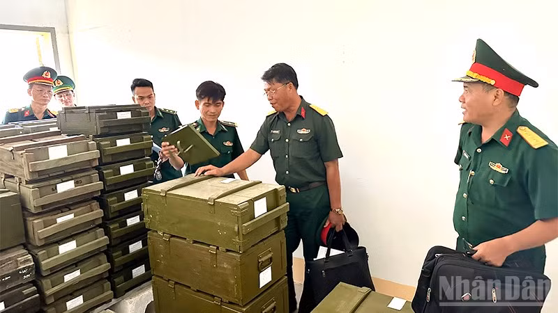 Đoàn công tác kiểm tra kho vũ khí của đơn vị.
