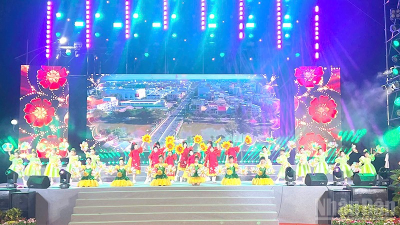 Một tiết mục được thiếu nhi Đồng Tháp biểu diễn tại chương trình nghệ thuật.