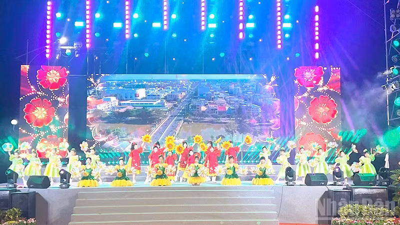 Một tiết mục được thiếu nhi Đồng Tháp biểu diễn tại chương trình nghệ thuật.