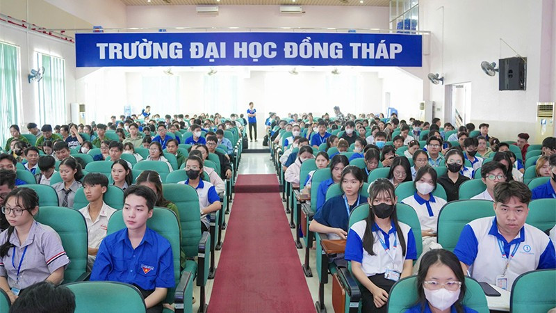 Sinh viên Trường đại học Đồng Tháp tham gia chương trình gặp gỡ, tuyên truyền về phòng, chống tội phạm và các hình thức lừa đảo trên không gian mạng. (Ảnh: H. PHONG)