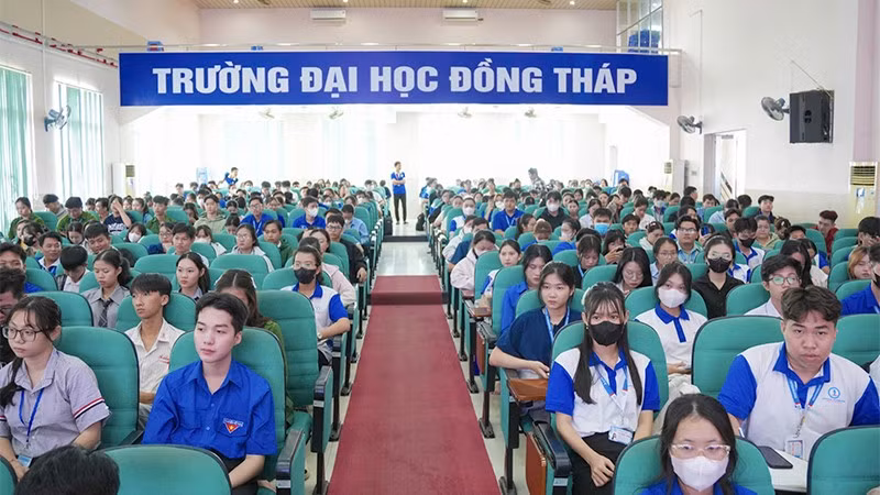Sinh viên Trường đại học Đồng Tháp tham gia chương trình gặp gỡ, tuyên truyền về phòng, chống tội phạm và các hình thức lừa đảo trên không gian mạng. (Ảnh: H. PHONG)