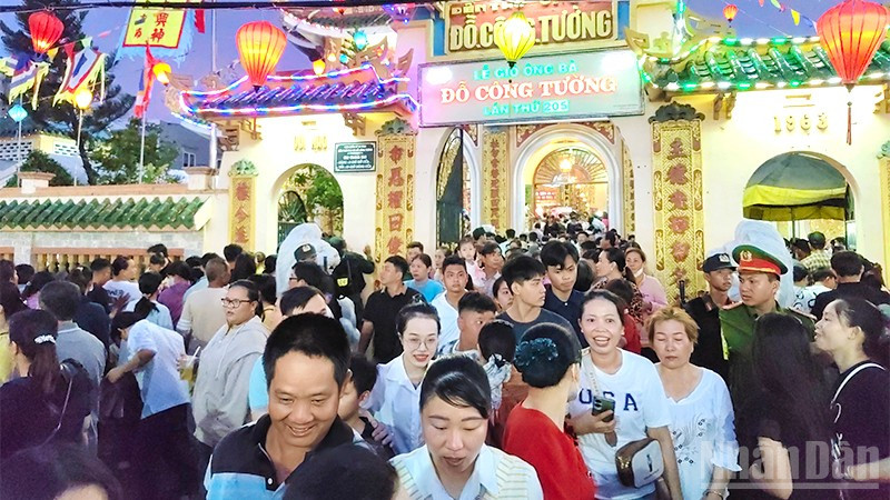 Những ngày lễ hội, trước Đền thờ Ông, bà Đỗ Công Tường luôn đông người.