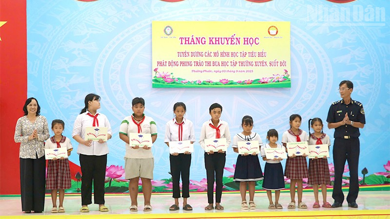 Trao học bổng tặng học sinh xã Thường Phước, tỉnh Đồng Tháp từ nguồn tài trợ của doanh nghiệp.