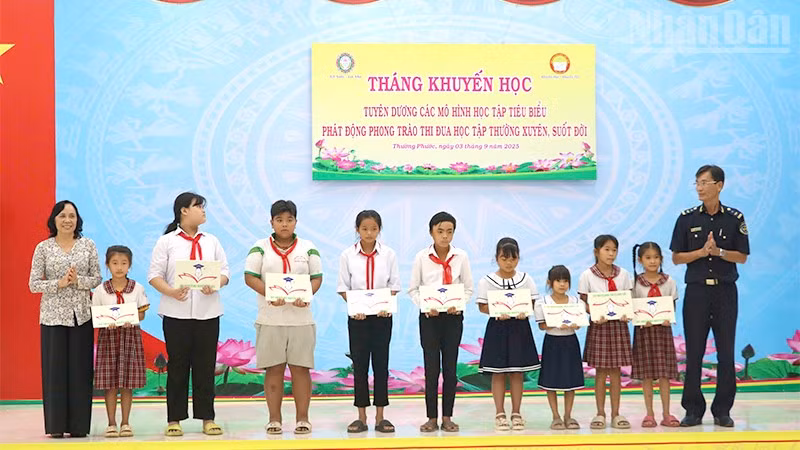 Trao học bổng tặng học sinh xã Thường Phước, tỉnh Đồng Tháp từ nguồn tài trợ của doanh nghiệp.