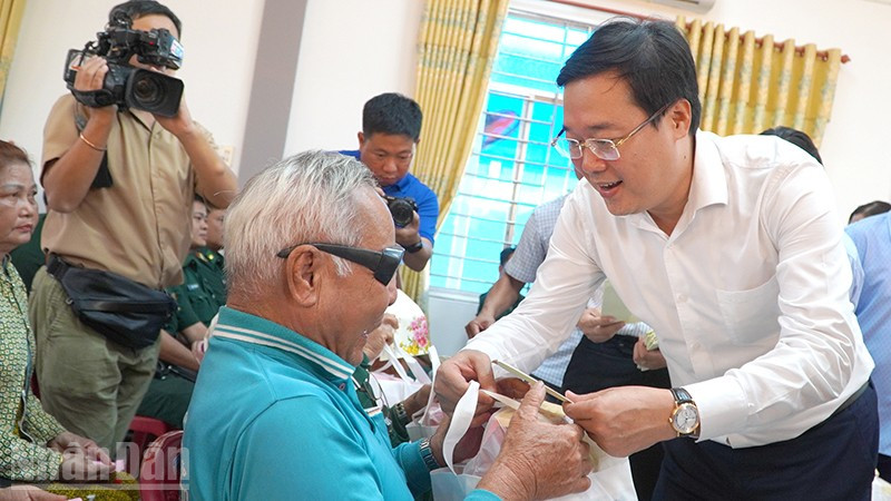 Ủy viên Trung ương Đảng, Phó Bí thư Thường trực Thành ủy Thành phố Hồ Chí Minh Lê Quốc Phong trao quà tặng người dân xã Tân Hồng.