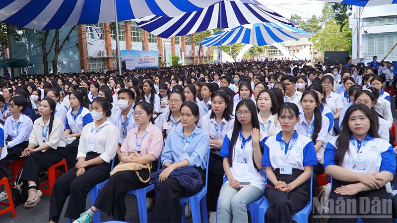 Tân sinh viên Trường Đại học Đồng Tháp dự khai giảng năm học mới.