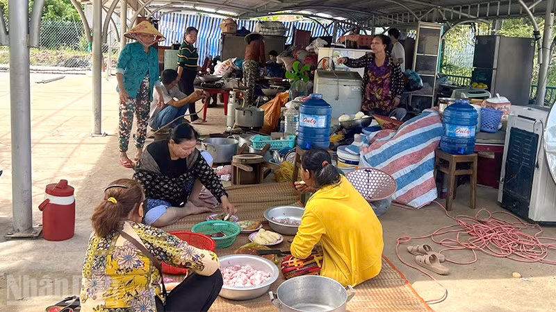 Bãi giữ xe Trường tiểu học Hoàng Hoa Thám đang được trưng dụng làm nơi nấu ăn, nghỉ tạm của người dân bị ảnh hưởng sạt lở.