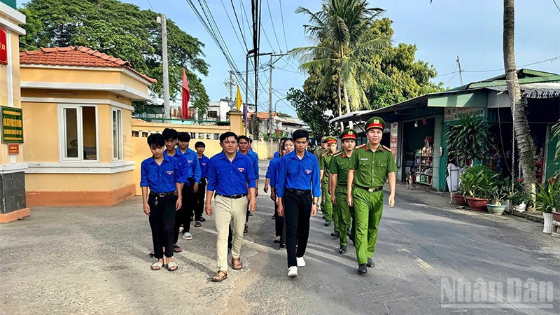 Xã Thường Lạc tham gia đi bộ hưởng ứng chương trình đi bộ “Cùng Việt Nam tiến bước” do Báo Nhân Dân phối hợp Bộ Công an tổ chức.
