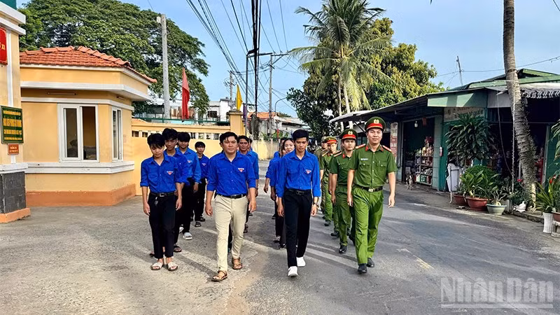 Xã Thường Lạc tham gia đi bộ hưởng ứng chương trình đi bộ “Cùng Việt Nam tiến bước” do Báo Nhân Dân phối hợp Bộ Công an tổ chức.