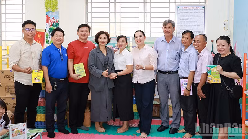 Các đơn vị tài trợ trao tặng sách cho Trường tiểu học Dương Văn Hòa (xã Tháp Mười).