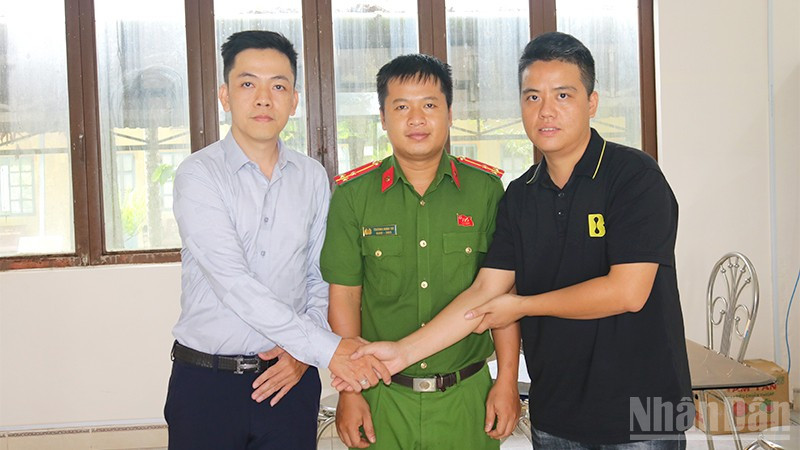 Anh Bùi Văn Bắc (áo đen) và anh Lê Ngọc Khải tại cơ quan công an.
