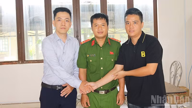 Anh Bùi Văn Bắc (áo đen) và anh Lê Ngọc Khải tại cơ quan công an.