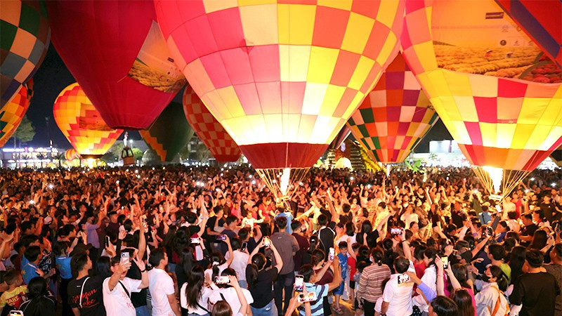 Du khách tham quan chụp ảnh với các khinh khí cầu tại đêm bế mạc Festival Hoa-Kiểng Sa Đéc.