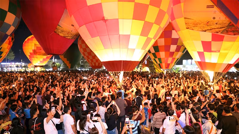 Du khách tham quan chụp ảnh với các khinh khí cầu tại đêm bế mạc Festival Hoa-Kiểng Sa Đéc.