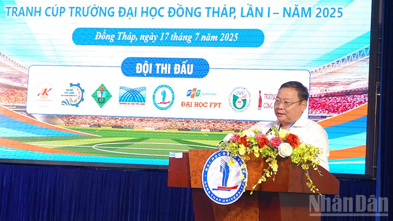 Phó Giáo sư, Tiến sĩ Hồ Văn Thống, Hiệu trưởng Trường đại học Đồng Tháp, Trưởng Ban Tổ chức giải phát biểu.