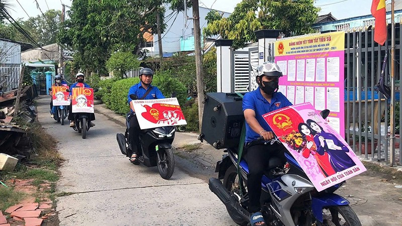 Đội hình thanh niên tình nguyện Phường đoàn Mỹ Trà triển khai mô hình đội tuyên truyền lưu động.