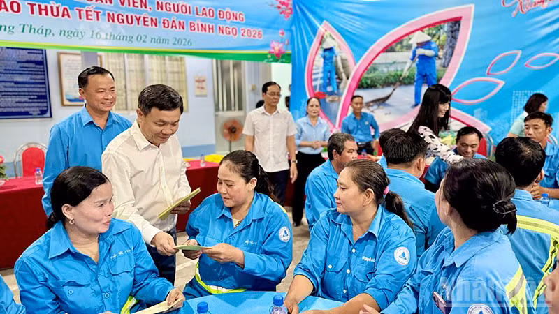 Phó Bí thư Thường trực Tỉnh ủy, Chủ tịch Ủy ban Mặt trận Tổ quốc Việt Nam tỉnh Đồng Tháp Phan Văn Thắng tặng quà người lao động Công ty cổ phần Cấp nước và môi trường đô thị Đồng Tháp.