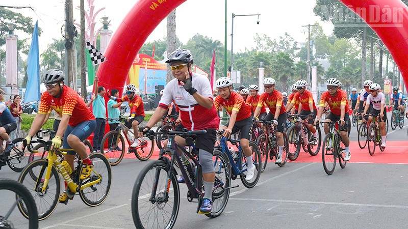 Đoàn xe đạp, xe mô-tô chạy diễu hành qua nhiều tuyến phố, lộ nông thôn phường Cao Lãnh.