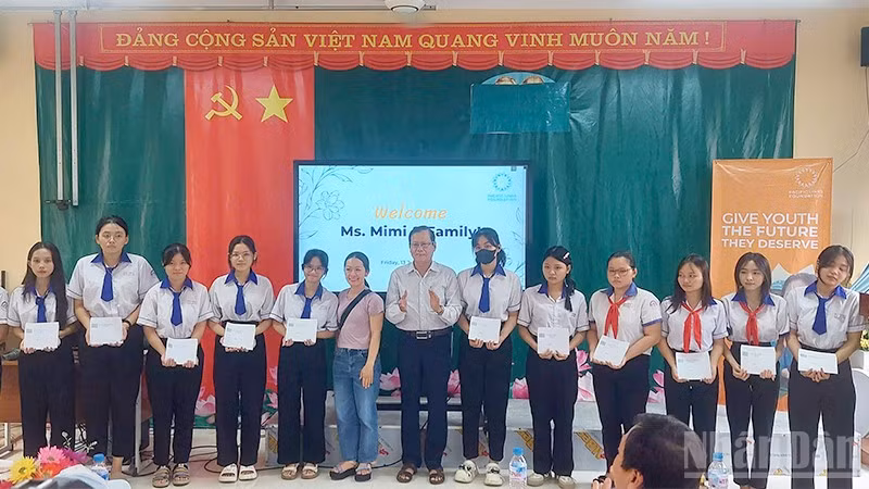 Đại diện nhà tài trợ Vòng tay Thái Bình trao học bổng. (Ảnh: VĂN THẨM)