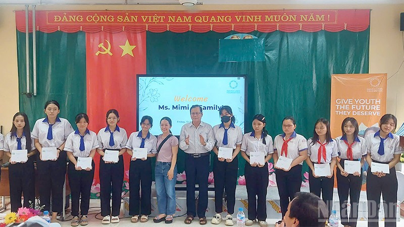 Đại diện nhà tài trợ Vòng tay Thái Bình trao học bổng. (Ảnh: VĂN THẨM)