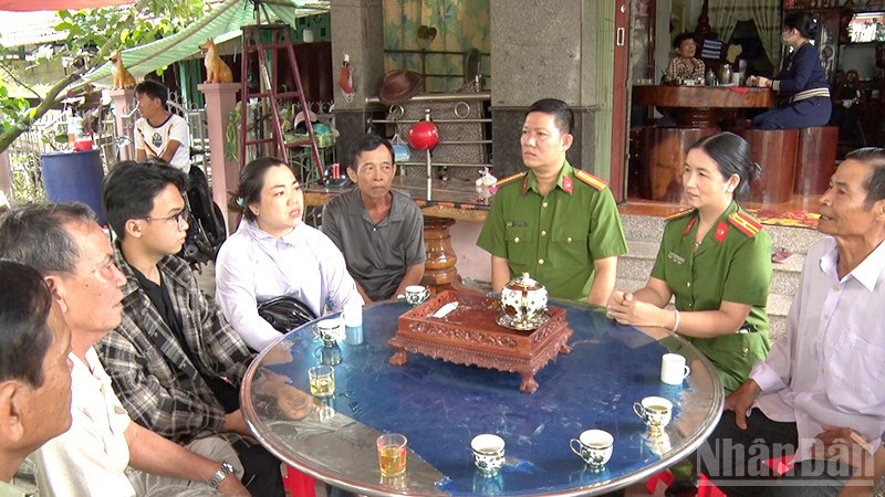 Công an phường Hồng Ngự luôn gặp gỡ, vận động nhân dân tham gia phong trào toàn dân bảo vệ an ninh Tổ quốc.