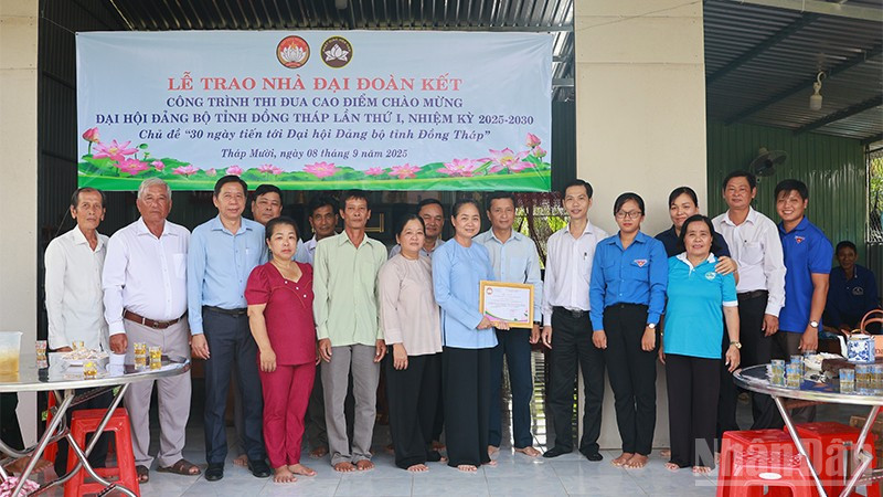 Lãnh đạo xã Tháp Mười và Ban Trị sự Giáo hội Phật giáo Hòa Hảo xã Thanh Mỹ bàn giao nhà "Đại đoàn kết" tặng gia đình ông Trần Văn Ớ, ngụ ấp Mỹ Hòa 4.