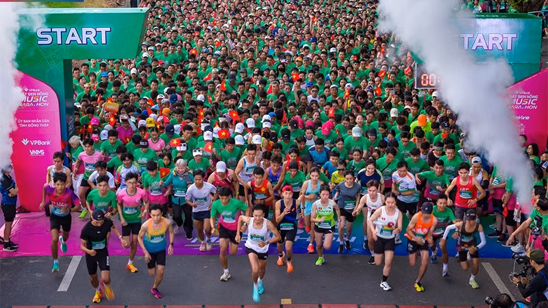 Các runner xuất phát tại VPBank Đất Sen Hồng Music Marathon 2025.