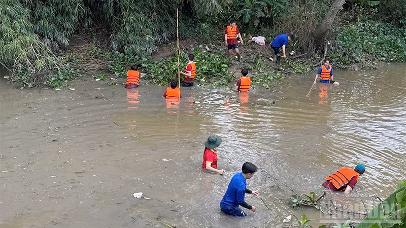 Xã đoàn Lấp Vò dọn kênh làm sạch dòng sông.