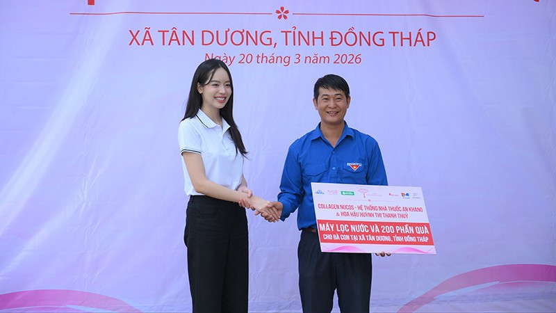 Hoa hậu quốc tế 2024 Huỳnh Thị Thanh Thủy trao tặng công trình máy lọc nước tại xã Tân Dương, tỉnh Đồng Tháp.