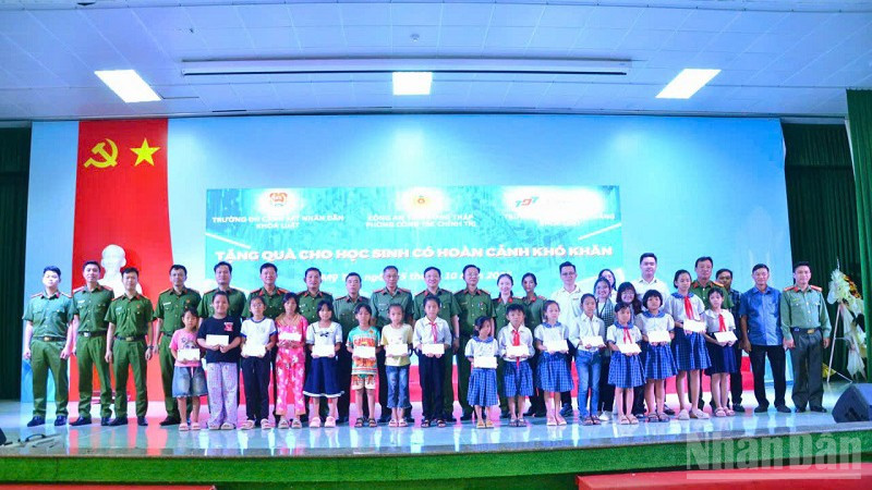 Trao 50 phần quà tặng học sinh có hoàn cảnh khó khăn trên địa bàn phường Mỹ Trà.