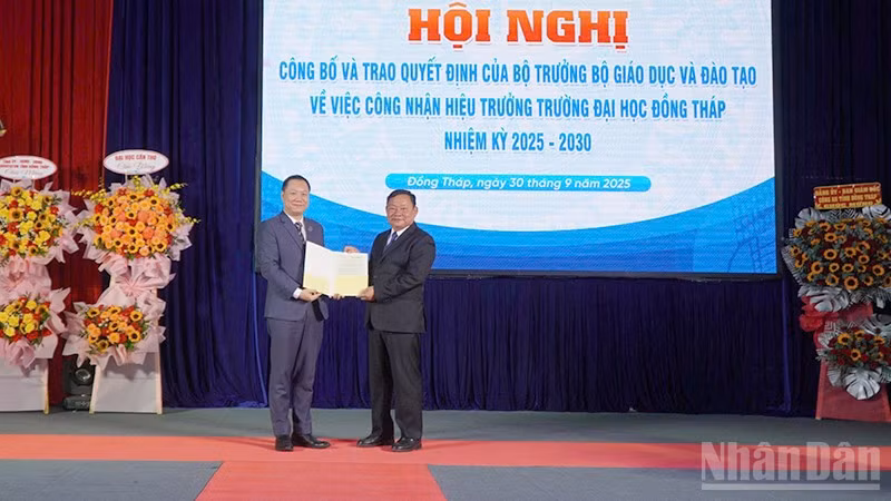 Trao quyết định công nhận Hiệu trưởng Trường đại học Đồng Tháp, nhiệm kỳ 2025-2030 đối với Phó Giáo sư, Tiến sĩ Hồ Văn Thống.