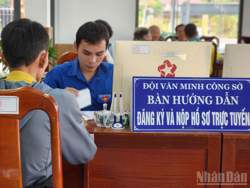 Người dân làm thủ tục hành chính tại xã Mỹ An Hưng.