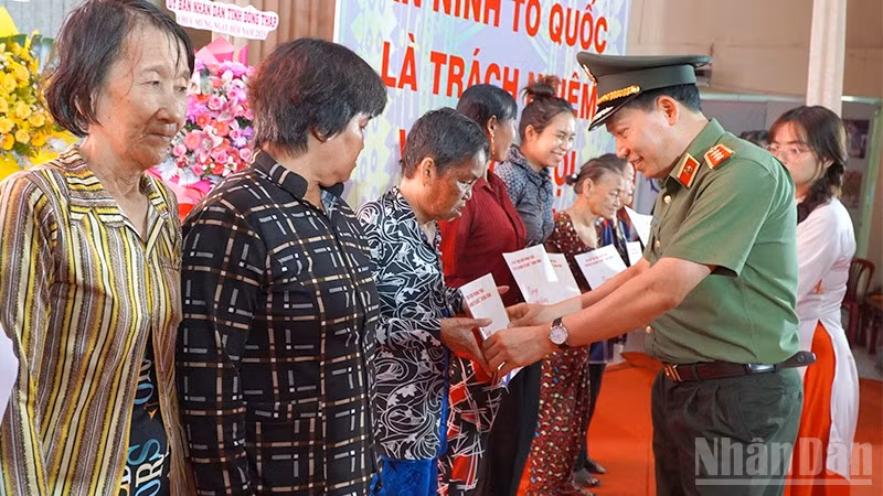 Thứ trưởng Công an Lê Văn Tuyến trao quà tặng người dân phường Hồng Ngự.