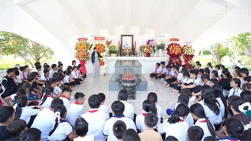 Thiếu nhi nghe thuyết minh về cuộc đời và sự nghiệp Cụ Phó bảng Nguyễn Sinh Sắc, thân sinh Chủ tịch Hồ Chí Minh.