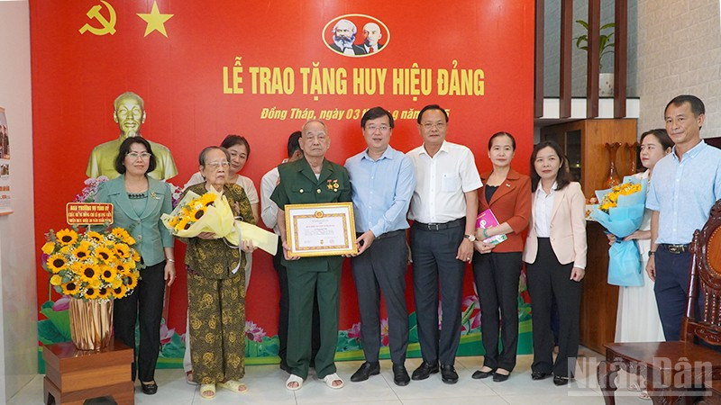 Bí thư Tỉnh ủy Đồng Tháp Lê Quốc Phong trao Huy hiệu 80 năm tuổi Đảng và tặng hoa chúc mừng đồng chí Thiếu tướng Lê Quang Viễn.