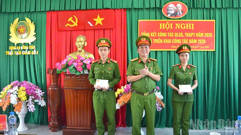 Đại tá Nguyễn Văn Lộc, Phó Giám đốc Công an tỉnh Đồng Tháp trao tiền hỗ trợ cho Thượng úy Nguyễn Thị Như Ngọc và Thượng sĩ Võ Trung Hậu.