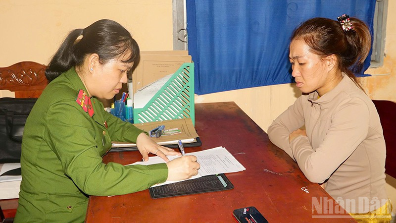 Nguyễn Thị Tuyết tại cơ quan Công an.