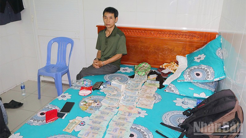 Đối tượng Đỗ Đình Mai cùng tiền và trang sức trộm được.