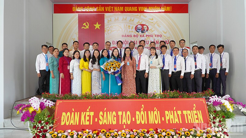 Lãnh đạo tỉnh, đại biểu, khách mời tại buổi ra mắt đại hội của Ban Chấp hành Đảng bộ xã Phú Thọ.
