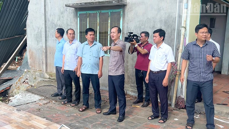 Chủ tịch Ủy ban nhân dân tỉnh Đồng Tháp Trần Trí Quang (thứ 4 từ trái sang) khảo sát khu vực sạt lở tại khóm Tân Tịch.