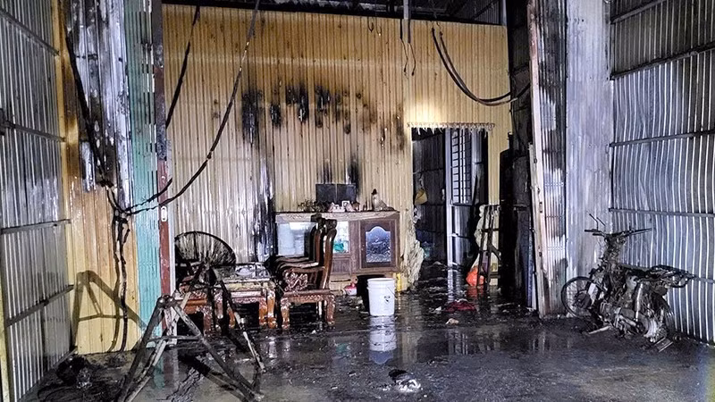 Nhà dân bị dây điện cháy rớt trúng cháy lan, dẫn đến xe máy và nhiều vật dụng trong nhà bị hư hỏng.
