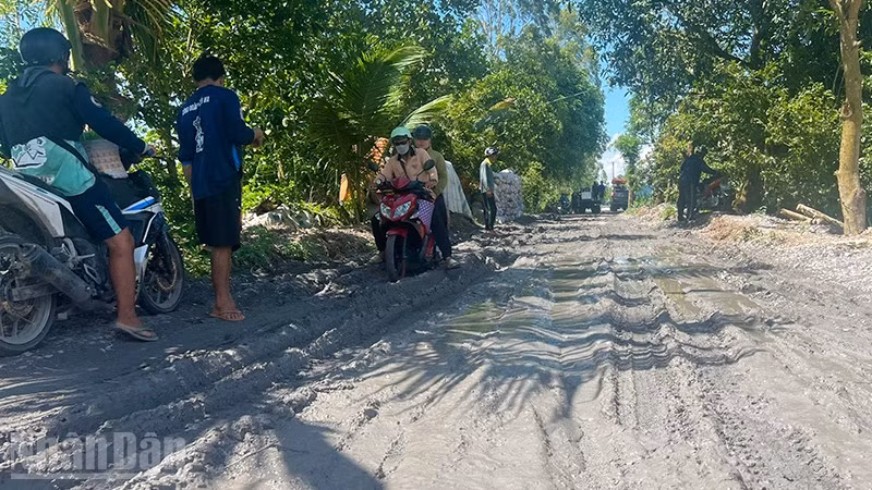 Đường thi công chậm tiến độ, gây bùn lầy khiến phương tiện tham gia giao thông gặp nhiều khó khăn, mất an toàn trong việc đi lại. (Ảnh chụp chiều 5/9/2025)