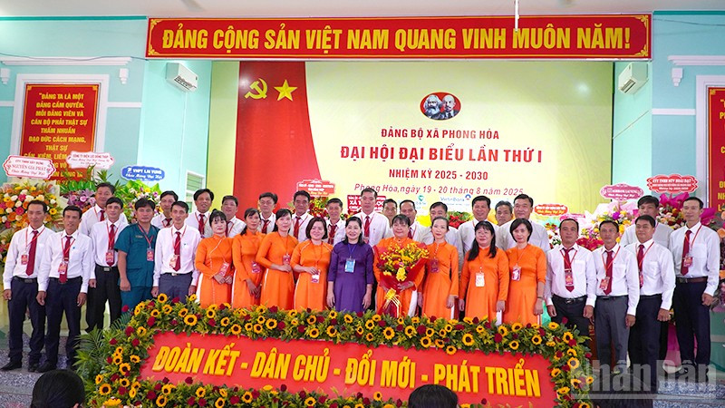 Lãnh đạo tỉnh, đại biểu tại buổi ra mắt đại hội của Ban Chấp hành Đảng bộ xã Phong Hòa.