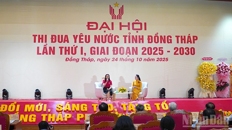 Giao lưu gương điển hình tiên tiến.