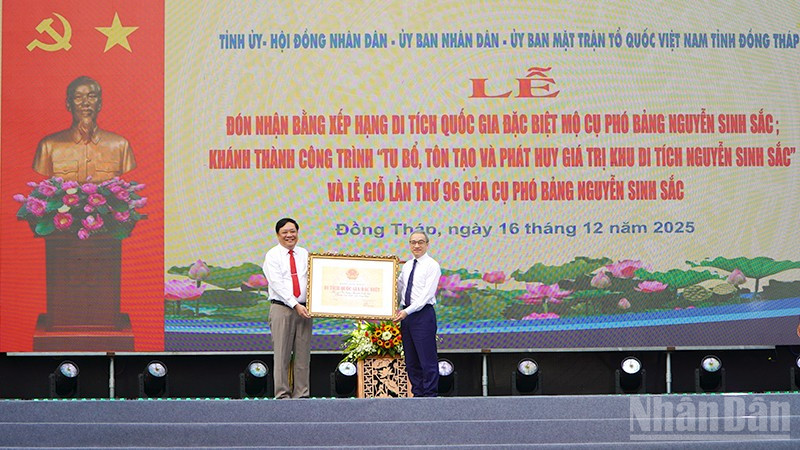 Chủ tịch Ủy ban nhân dân tỉnh Đồng Tháp Phạm Thành Ngại (bìa trái) nhận Bằng xếp hạng Di tích quốc gia đặc biệt Di tích lịch sử Mộ cụ Phó bảng Nguyễn Sinh Sắc.